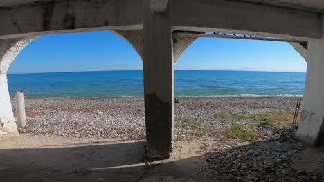 Verlassener-Leerer-Hangar-Für-Zwei-Boote-Am-Strand-In-Der-Nähe-Der-Ägäis-In-Griechenland