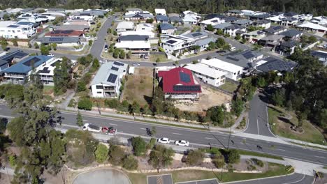 dron volando hacia grandes casas familiares en un suburbio australiano