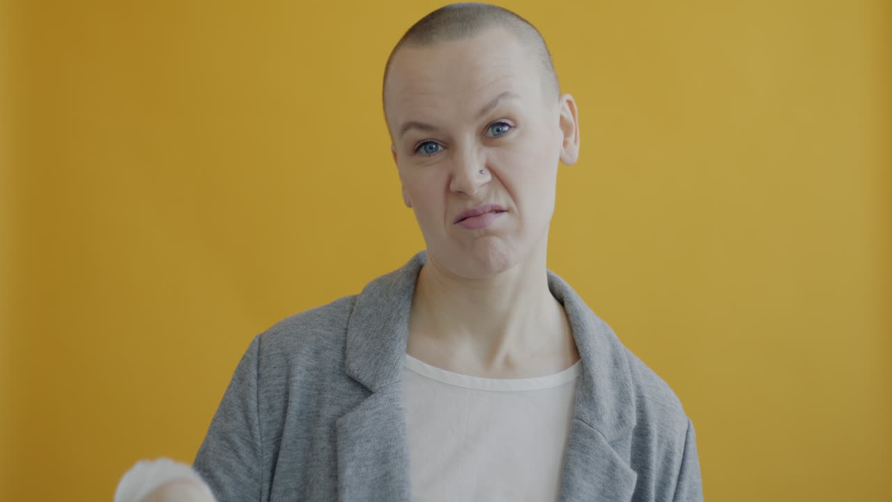 mujer con expresión enojada