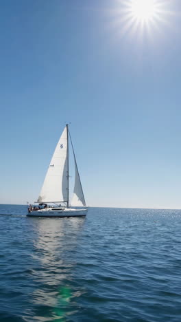 yate de vela en el océano