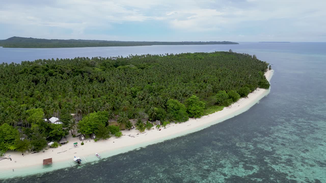 ⁇  모래 해변 해안선을 따라 발라박 섬 암초의 공중 후퇴