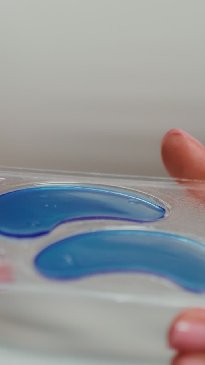 눈 패치를 착용하는 것