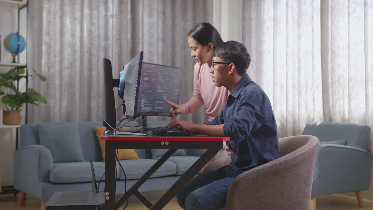 두 사람이 코딩 프로젝트에서 협력합니다.