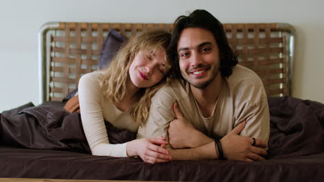 Couple-posing-on-bed