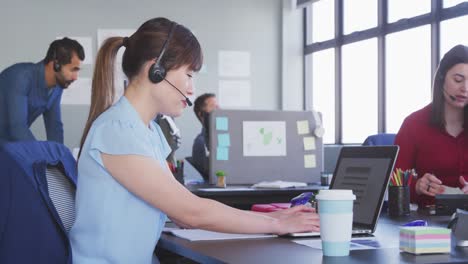 Business-people-working-in-modern-office