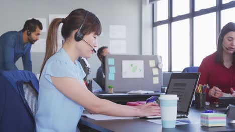 personas de negocios que trabajan en oficinas modernas