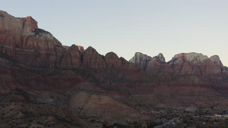 Pueblo-Del-Cañón-Zion-Desde-Arriba-En-La-Entrada-Al-Parque-Nacional-Zion,-Springdale