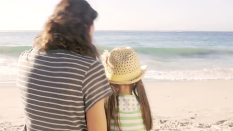 Madre-E-Hija-Hablando-Frente-Al-Mar