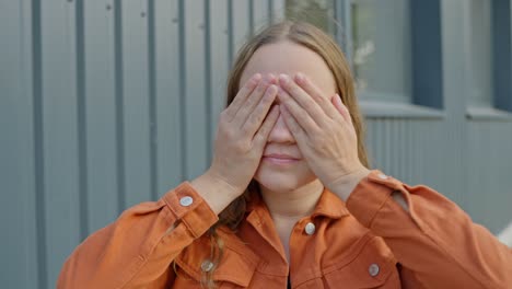 mujer sintiéndose abrumada cubrió sus ojos con las palmas ocultando la expresión facial