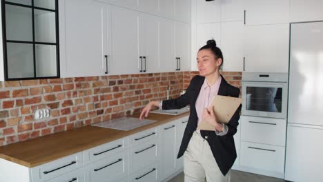 video of estate agent invites you to view the apartment