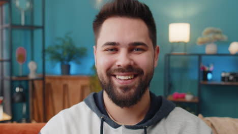 feliz hombre caucásico hombre hace símbolo de amor mostrando el corazón señal a la cámara expresar sentimientos románticos