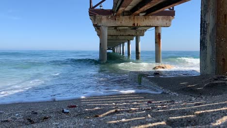 Zeitraffer-Des-Sommerstrandes-Unter-Dem-Pier-In-Der-Golden-Mile-Marbella,-Malaga,-Spanien