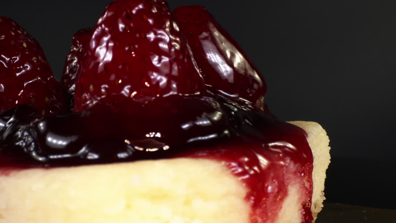 트레이 에 회전 하는 딸기 파이