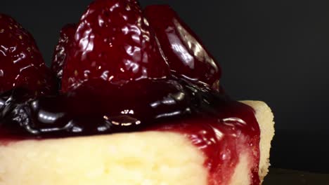 pastel de fresa girando en la bandeja