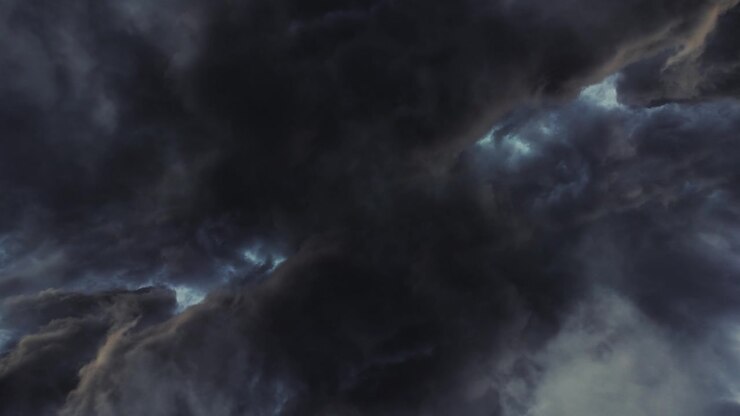 timelapse nuvole scure sopra il cielo