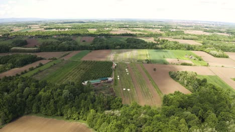 Imágenes-Cinematográficas-De-Drones-De-Campo-Agrícola-Y-Hermosa-Tierra-Plana-En-Bosnia-Y-Herzegovina-Con-Montañas-Majevica-En-La-Distancia