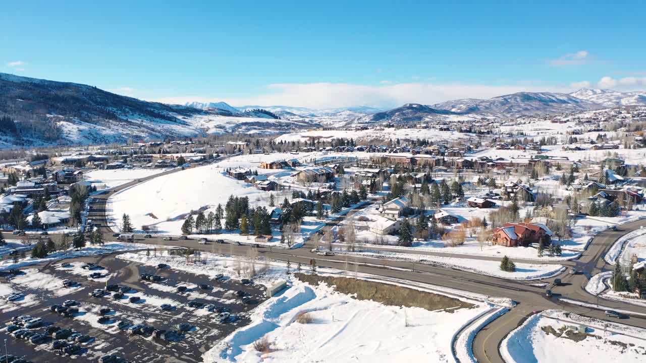 Strada invernale innevata a Steamboat Springs, Colorado