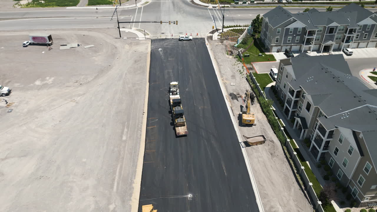 교외 유타 도로 개발 공중 전망 새로운 아스팔트 도로와 부동산 건설을 날아 내려