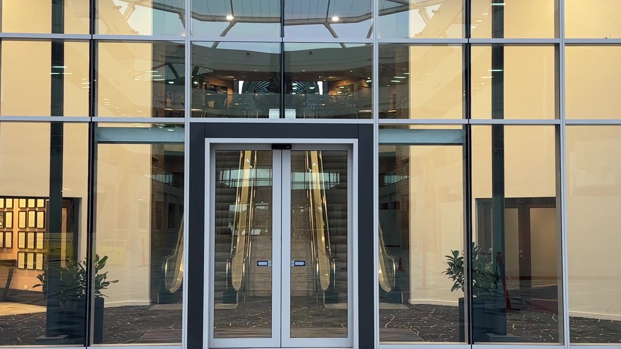 Portas de correr de vidro do Hotel Hyatt Perth do pátio traseiro para as escadas rolantes.