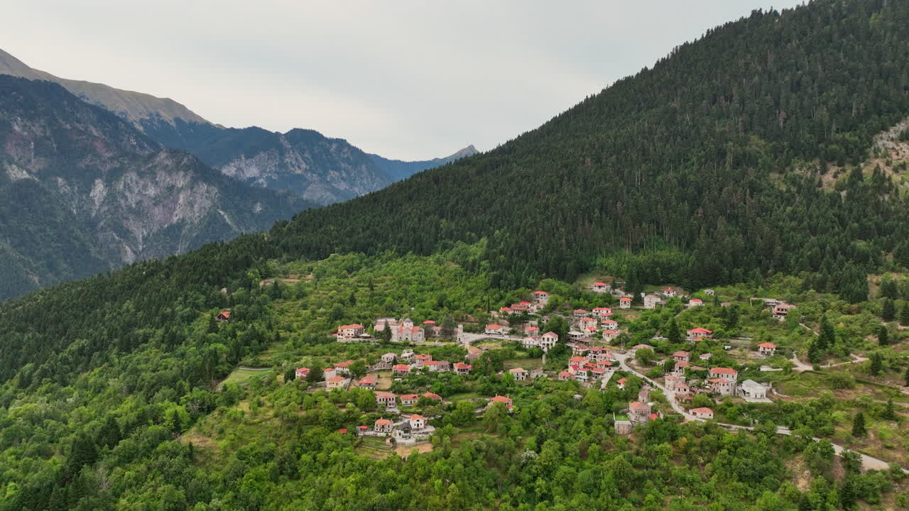vista aérea de aviones no tripulados de antiguas casas de piedra en un pueblo tradicional en grecia