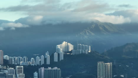 Wohnhochhäuser-Auf-Einem-Hügel-Mit-Wolkenverhangenem-Tai-Mo-Shan-Im-Hintergrund