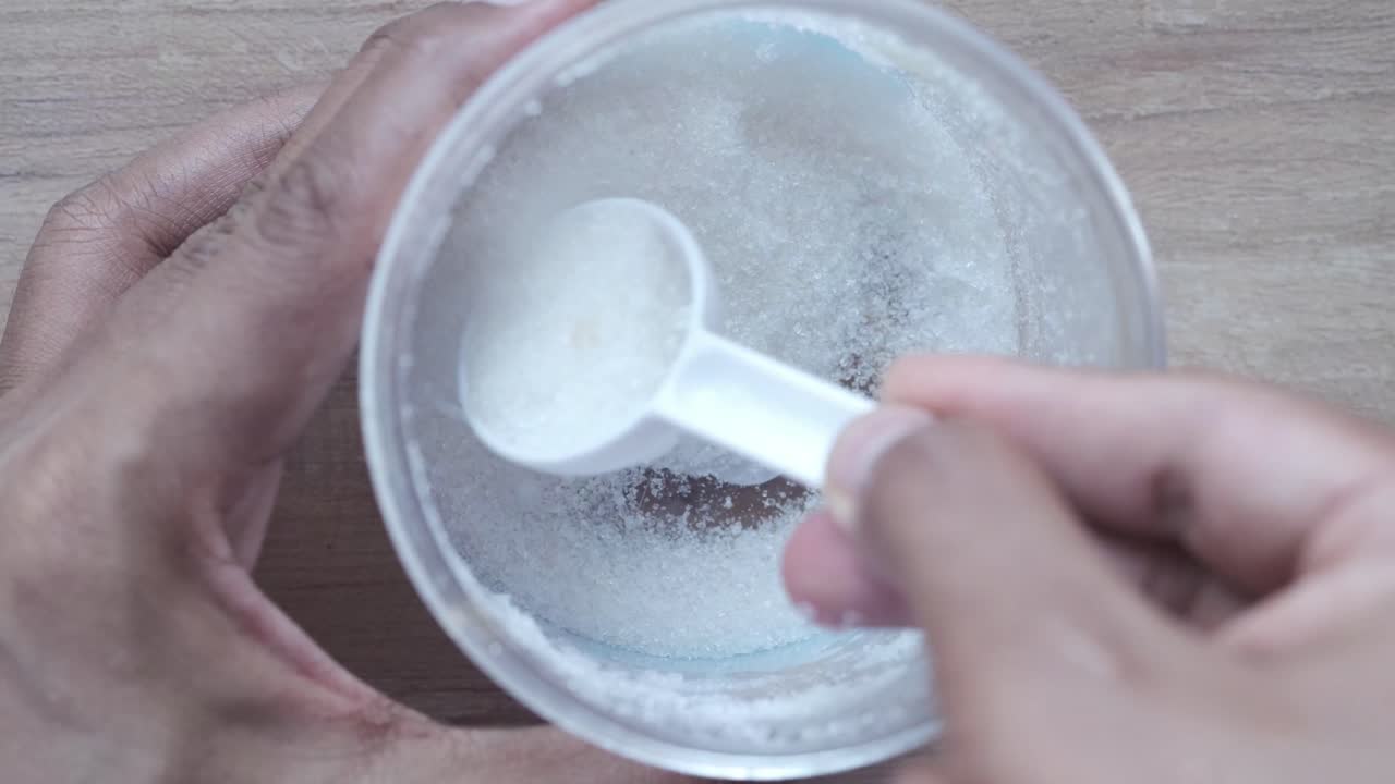 Measuring sugar with a spoon