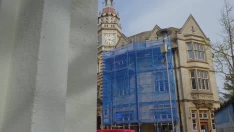 Cinematic-reveal-of-iconic-clock-tower-in-Cambridge-England-in-daylight