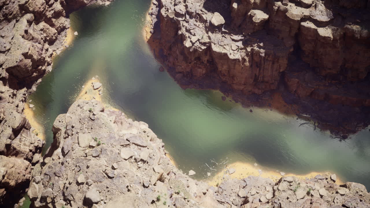 Vista mozzafiato del fiume serpeggiante attraverso il paesaggio roccioso del canyon