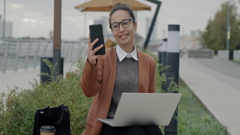 mujer de negocios que trabaja al aire libre