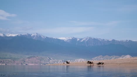 Autos-y-nadadores-junto-al-lago