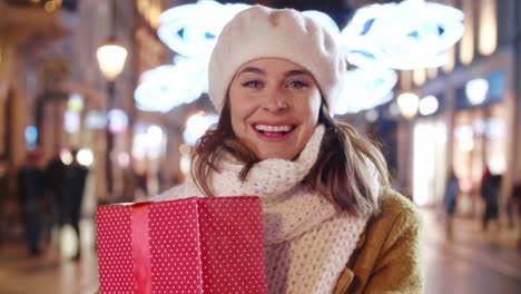primer plano de una mujer feliz con un regalo de navidad