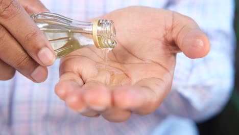 la aplicación de aceite a las manos
