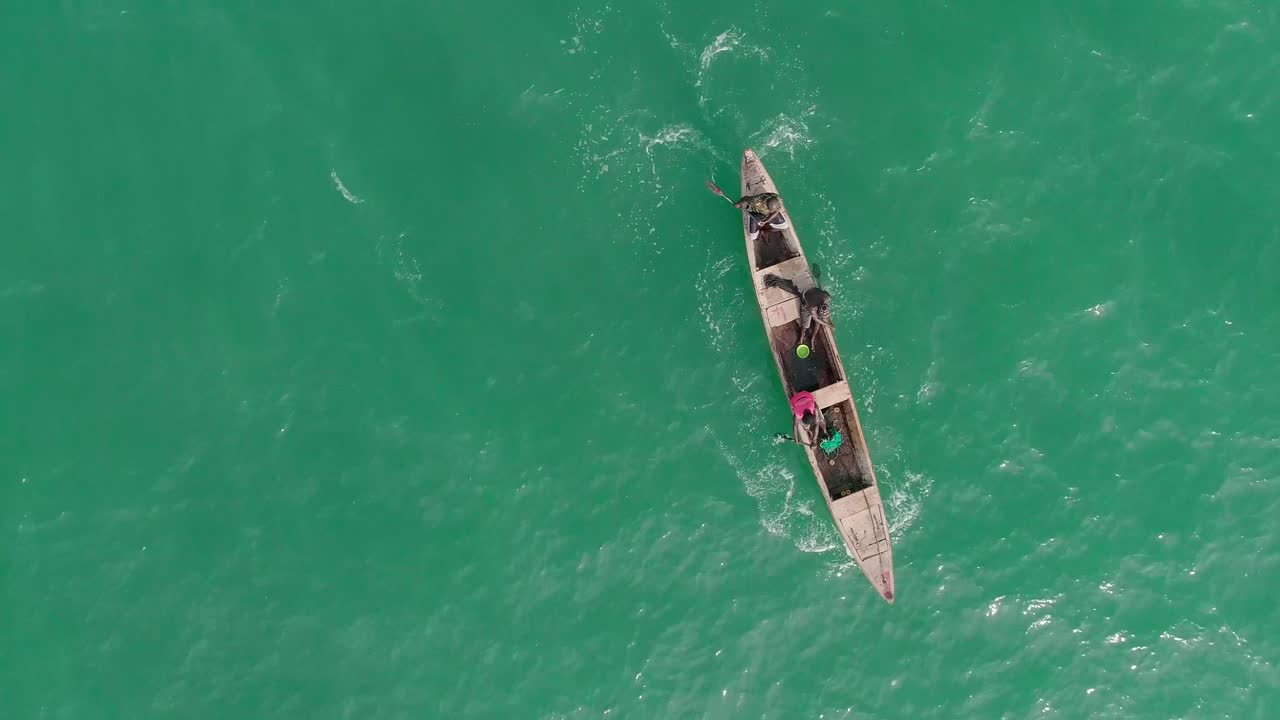 красивый 4k дрон с местными рыбаками в море