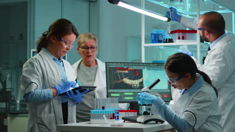 equipo de científicos de microbiología discutiendo sobre el desarrollo del virus