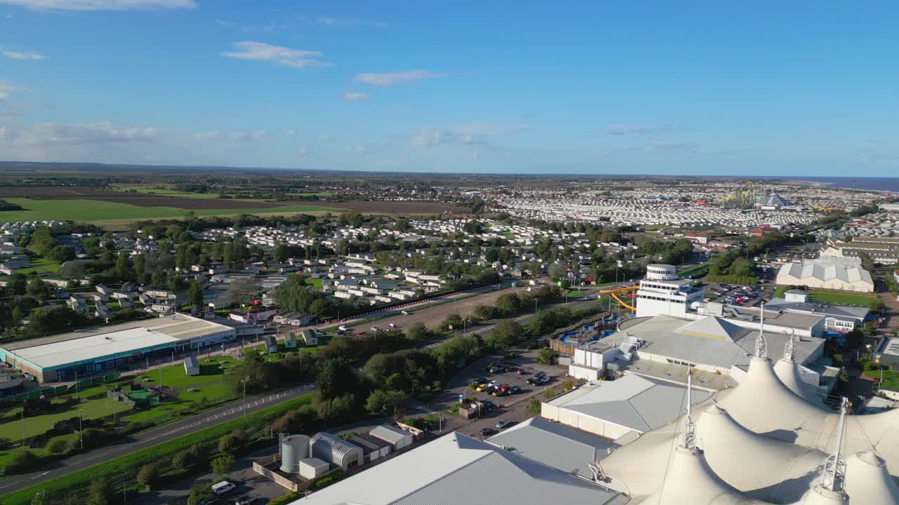 영국 랭커셔의 바 ⁇ 가 마을 스케그네스에 위치한 유명한 버틀린스 휴양 캠프의 드론 영상
