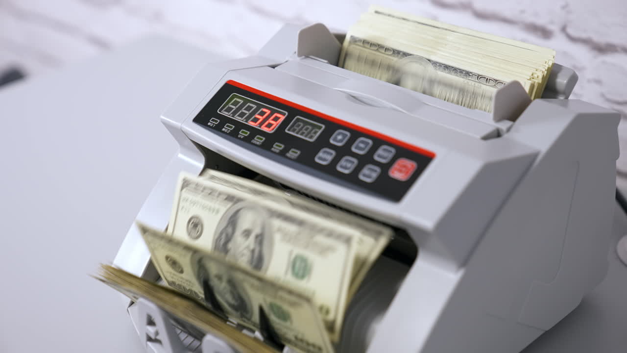 Conteggio di banconote in dollari. Attrezzatura per il conteggio delle banconote.