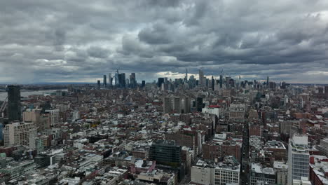 Vorwärts-Fliegen-über-Stadtentwicklung.-Luftpanoramablick-Auf-Die-Wolkenkratzer-Der-Innenstadt-Vor-Dramatisch-Bewölktem-Himmel.-Manhattan,-New-York-City,-Vereinigte-Staaten