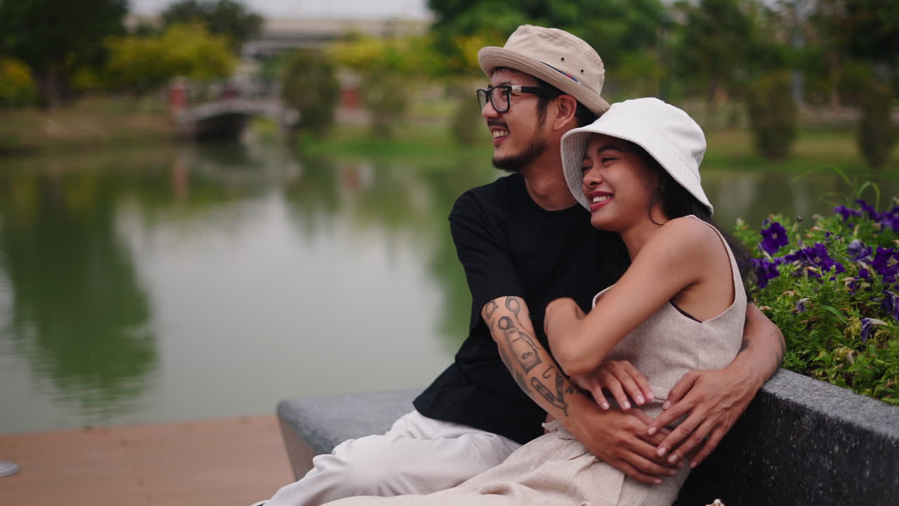 Un couple profitant d’un moment romantique au bord du lac