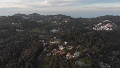 casas de la estación de la colina de yercaud en el distrito de salem de la india cubiertas de un exuberante bosque verde