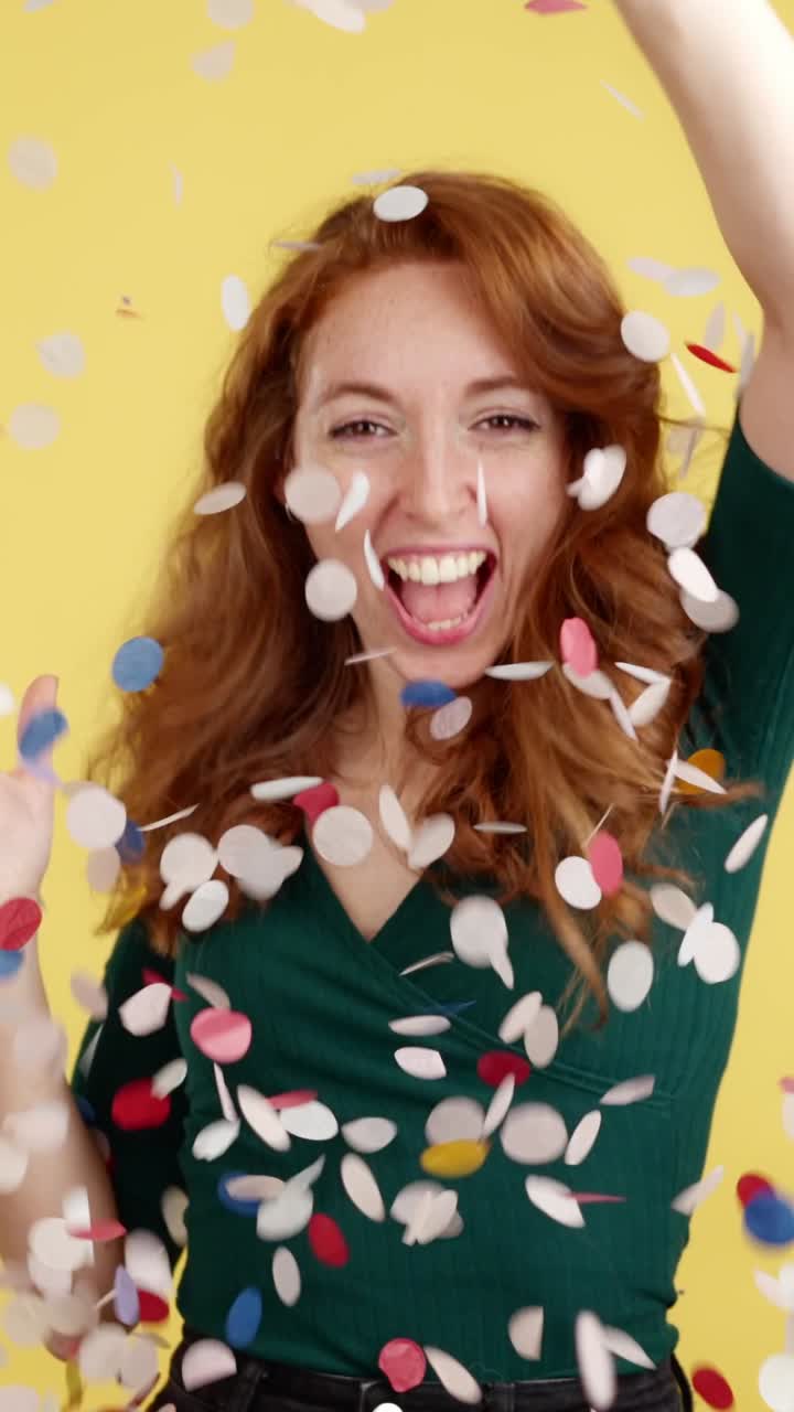 Donna gioiosa che festeggia con coriandoli in caduta