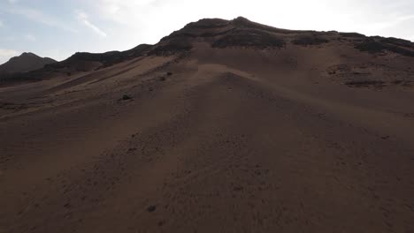 Drone-Aéreo-Ascendiendo-En-La-Cima-De-La-Montaña-Cerca-De-Zagora-En-El-Desierto-De-Marruecos