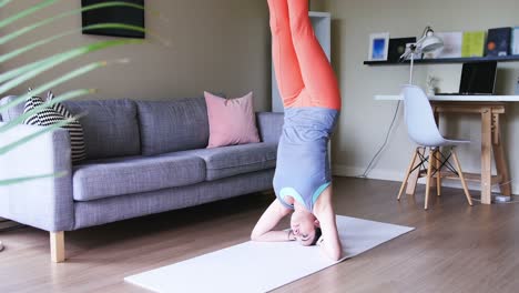 mujer hermosa haciendo yoga 4k