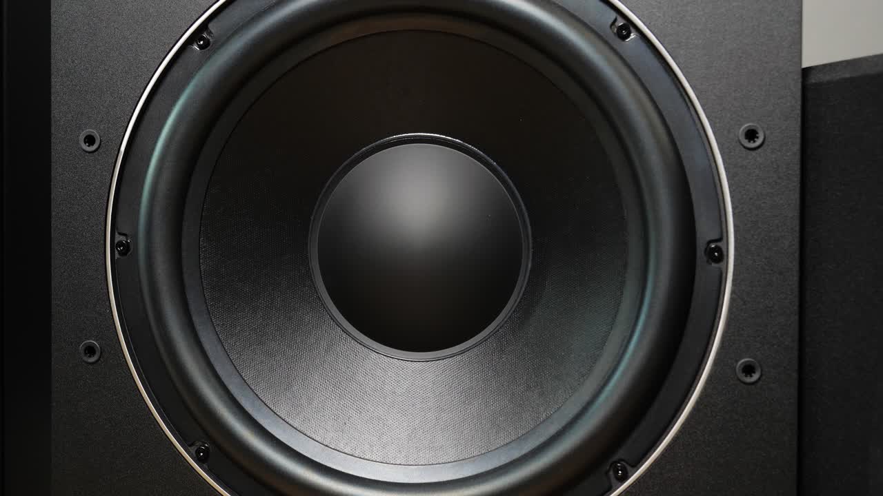 close-up controlado por movimento de uma caixa bass reflex