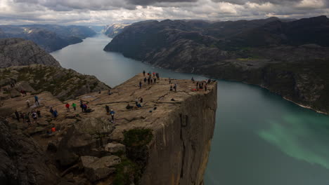 gente disfrutando de la increíble vista desde el espectacular preikestolen en lysefjorden, noruega