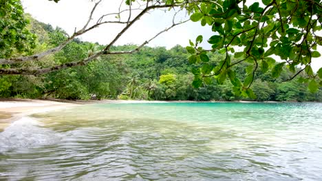 Con-Vistas-A-La-Idílica-Isla-Tropical-Remota-De-Pokpok,-Paraíso-Relajante-Paisaje-De-Océano-Turquesa-Y-árboles-En-Bougainville,-Papúa-Nueva-Guinea