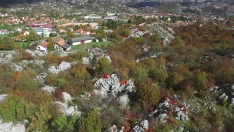 escena de la aldea de otoño desde arriba