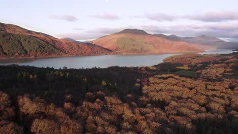 Imágenes-De-Drones-Aéreos-Rodantes-De-Beinn-Trjak,-Las-Laderas-De-Beinn-Dubh-Y-Loch-Lomond-En-Loch-Lomond-Y-El-Parque-Nacional-De-Los-Trossachs,-Revelando-Dubh-Lochan-Cerca-Del-Camino-De-Las-Tierras-Altas-Del-Oeste,-Escocia