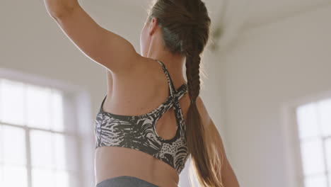 hermosa mujer de yoga ejercitando un estilo de vida saludable practicando pose de ángulo lateral extendido disfrutando del entrenamiento en el estudio de entrenamiento ejercicio de respiración consciente