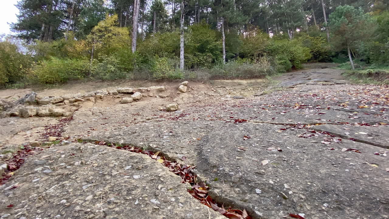 toma amplia muestra excavaciones en la pirámide del sol, un edificio antiguo en el cuento bosnio de las pirámides