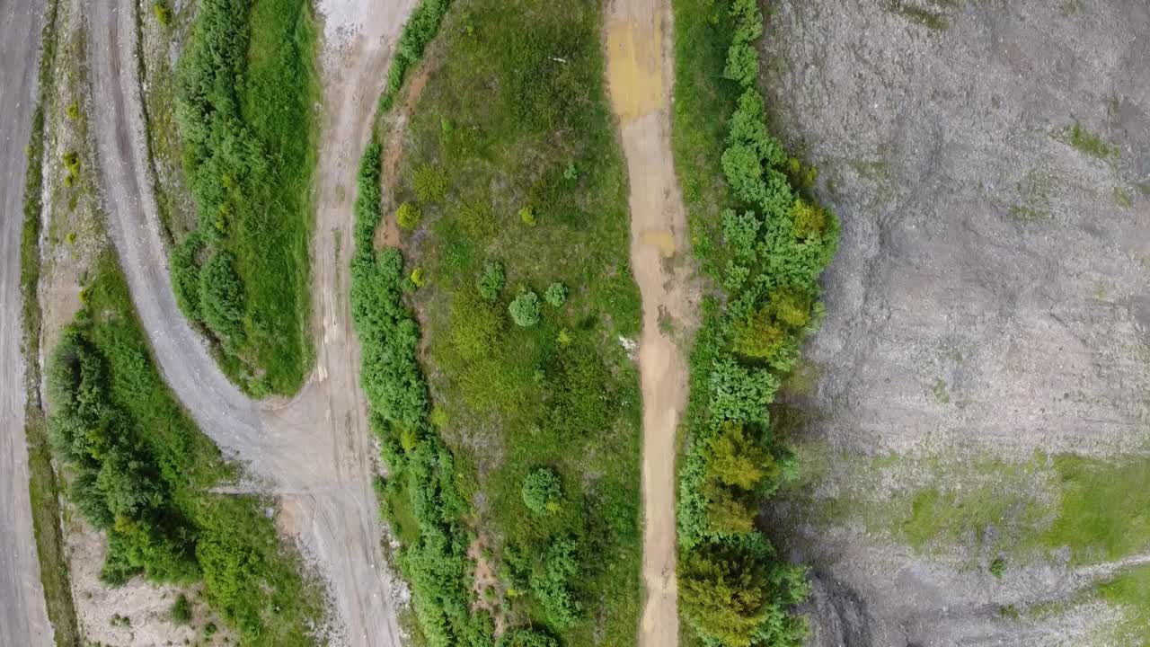 toma de drones de una ruta de senderismo a lo largo de una cresta con vegetación y roca